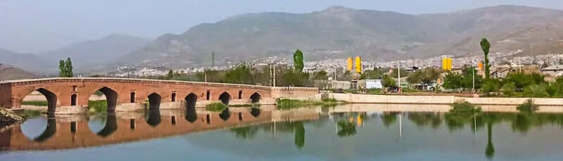 Die Qeshlagh-Brücke in Sanandaj, ein wertvolles Werk über einem ruhigen Fluss.